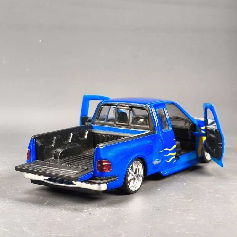 Camioneta Ford F100 escala 1/24 en metal azul con llamas - imagen 5