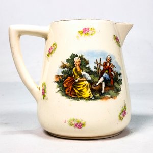 Jarra de Porcelana Inglesa Clarice Cliff con Personajes de Época y Guarda Dorada - imagen 3