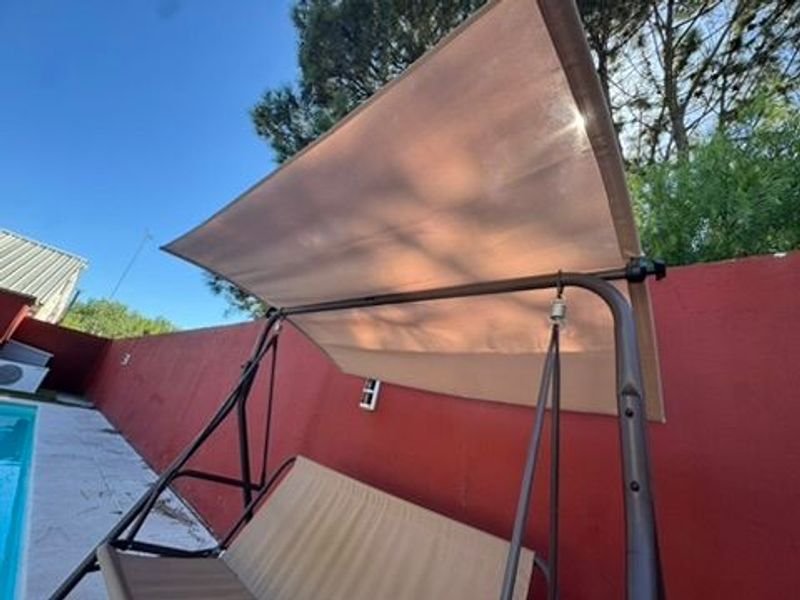Hamaca Moderna con Techo y Estructura Metálica - imagen 3