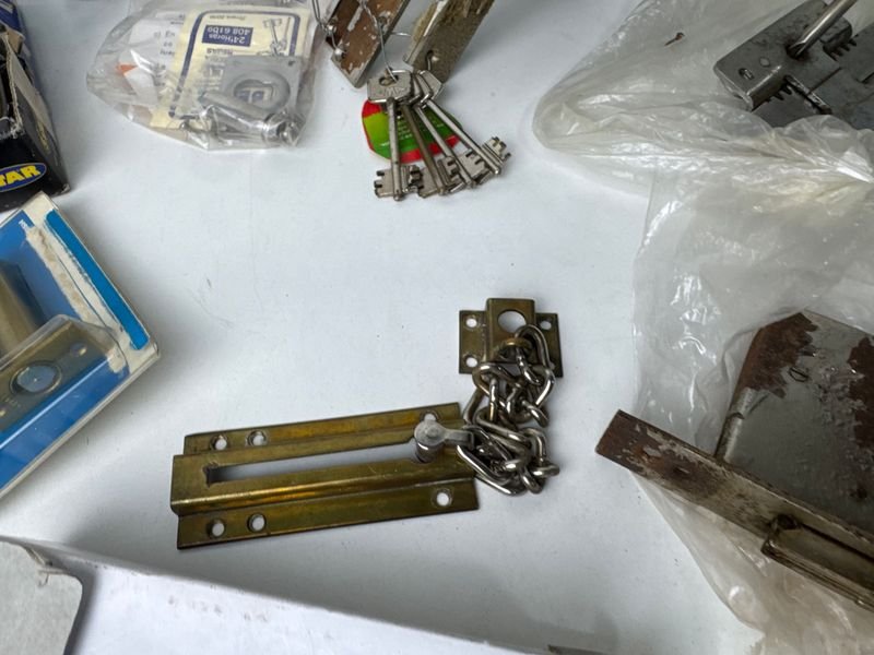 Lote de Cerrajería Completo con Herramientas y Accesorios - imagen 10