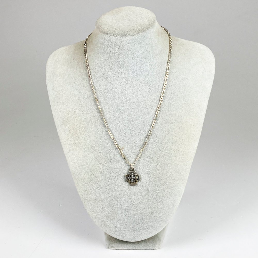 Cadena de plata con cruz de Malta