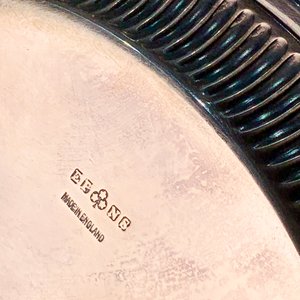 Bandeja Circular de Metal Labrada con Decoración Arabesca - 26 cm - imagen 3