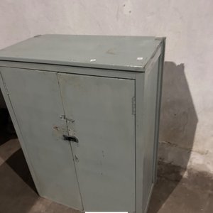 Armario Metálico Gris con Puertas y Estantes - imagen 5
