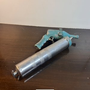 Engrasadora Manual de Metal y Plástico Color Celeste - imagen 3