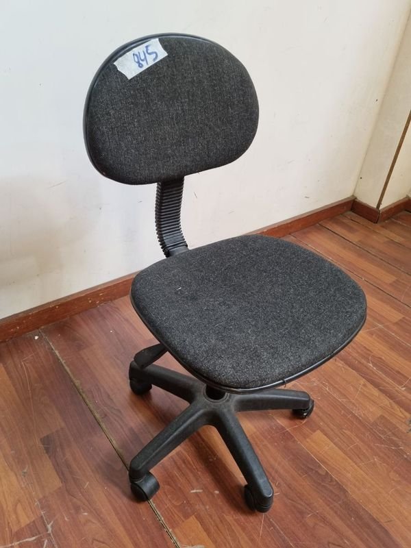 Escritorio Con Bandeja y Silla de Oficina - imagen 4
