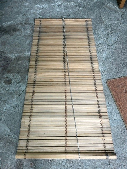 Lote siguiente: Mesa de madera con soporte metálico