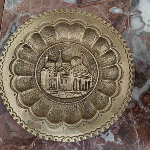 Platos Decorativos de Bronce y Cobre con Diseños Labrados - imagen 4
