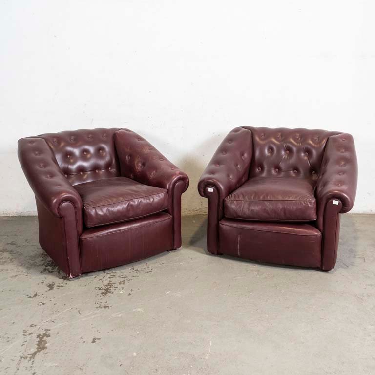 Par de Sillones Tapizados en Cuerina Bordó Estilo Capitoneado