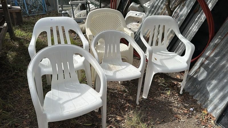Sillas de plástico en buen estado - imagen 2
