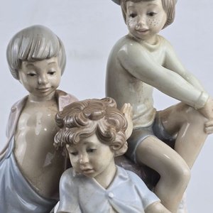 Grupo de niños jugando, tapa de catálogo Zafir S.A. - imagen 8