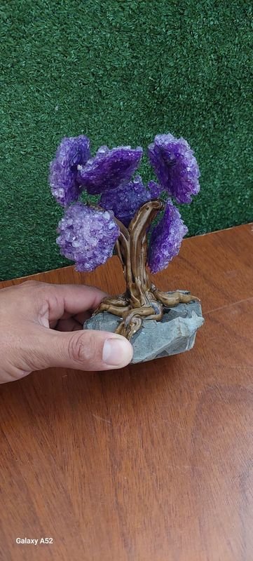 Arte de piedra morada: árbol inspirado en la naturaleza - imagen 4