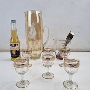 L 140 - Set De 9 Piezas - Atractivo set de bar en vidrio tallado con jarra, 6 copas para licor, balde hielera y pinza de hielo con diseño estilo garra (Balde con rajadura / Pinza con detalles de uso) - imagen 3