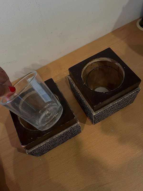Fanales y cajas de madera tallada con vasitos de vidrio - imagen 4