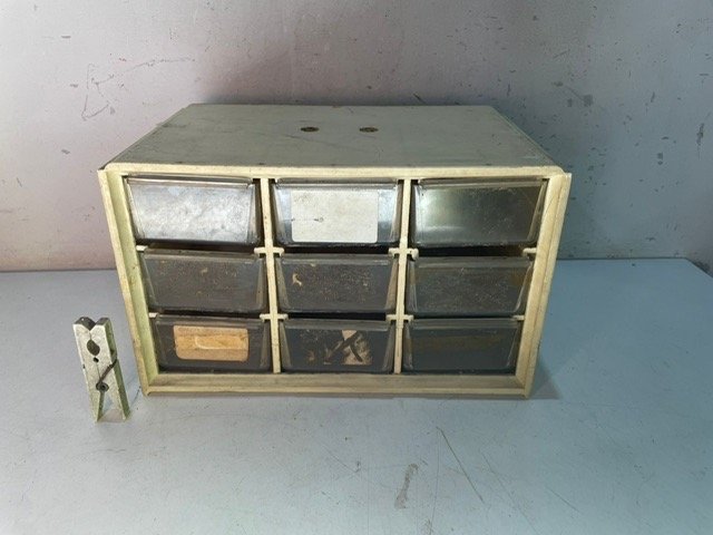 Caja para guardar tornillos con compartimientos separados - imagen 2