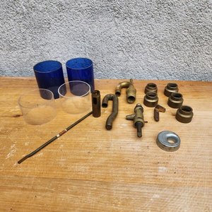 Lote siguiente: Partes de Faroles: Vidrios Azules y Piezas de Bronce