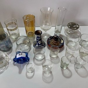 Lote siguiente: Lote de Floreros, Vasos y Adornos de Vidrio y Cerámica