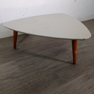 Mesa de Diseño Triangular con Tres Patas - imagen 3