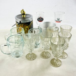 Lote anterior: Juego de 13 piezas: Hielera vintage y copas de cristal prensado para cerveza