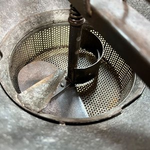 Pasapurés Colador Metálico Antiguo con Manivela de Madera - imagen 3