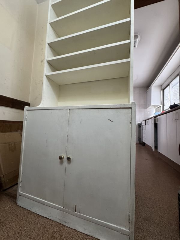 Biblioteca en madera pintada de blanco - imagen 2