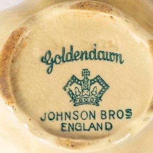 55 Piezas de loza inglesa Johnson Bros color amarillo. Piezas craqueladas, bowl con avería, tapa de la tetera con cascadura, 5 platos con cascaduras, un plato diferente (craquelado y con cascadura), un plato rayado, lechera manchada. Medidas: 8x6 cm - imagen 3
