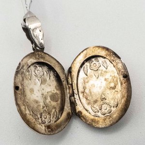 Guardafoto Ovalado de Plata con Flores Grabadas - imagen 2