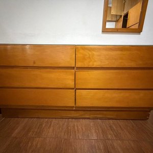 Juego de Dormitorio Completo: Colchón, Somier, Mesas de Luz, Cómoda, Esquinero y Respaldo con Espejo - imagen 3