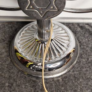 Lámpara Menorá Judía Cromada con 9 Velas y Estrella de David - imagen 2