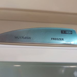 Freezer Vertical White Westinghouse WU175BSW Blanco con 5 Estantes - imagen 4