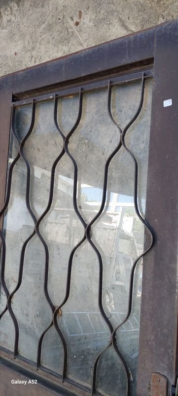 Puerta de madera con ventana y candado - imagen 3
