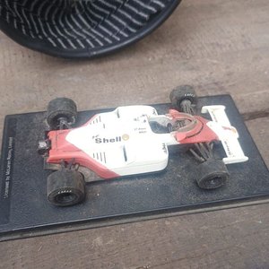 Casco Miniatura GP Brasil Fórmula 1 y Maqueta de Auto de Carreras - imagen 4
