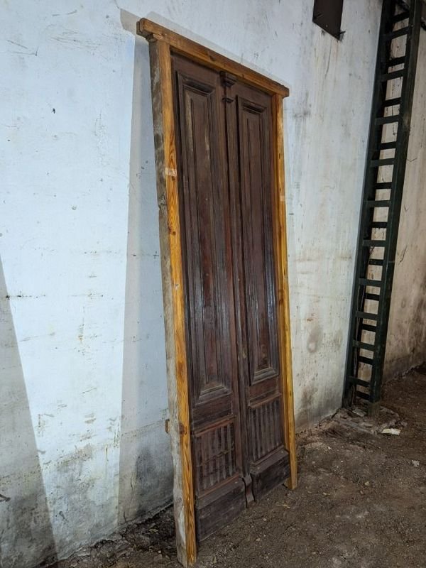 Puerta antigua de cedro con marco de pinotea - imagen 3