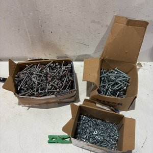 Lote siguiente: 3 Cajas con Tornillos Varios