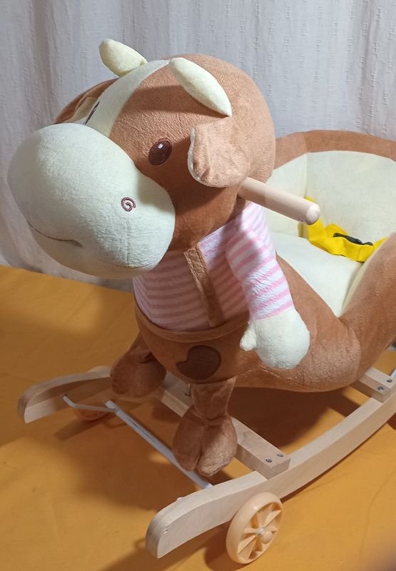 Vaquita mecedora con ruedas para niños