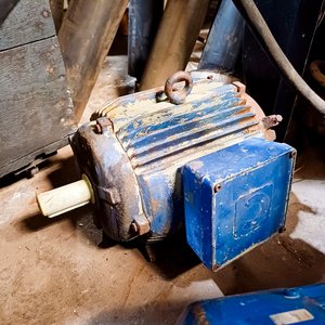 Dos Motores Eléctricos Trifásicos Azules 5.5 HP 220V - imagen 4