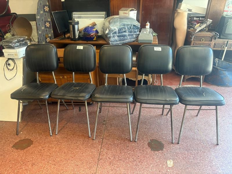 Lote siguiente: Sillas de cuero negro con detalles en hierro y cuerina