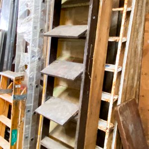Dos Escaleras de Madera: Marrón y Amarilla con Detalles - imagen 2