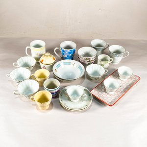 Lote siguiente: Lote de Tazas y Platos con Diseños Variados