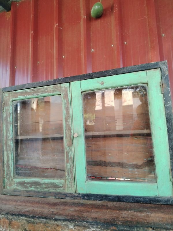Alacena artesanal de madera verde con ventanas de vidrio y puerta roja - imagen 1