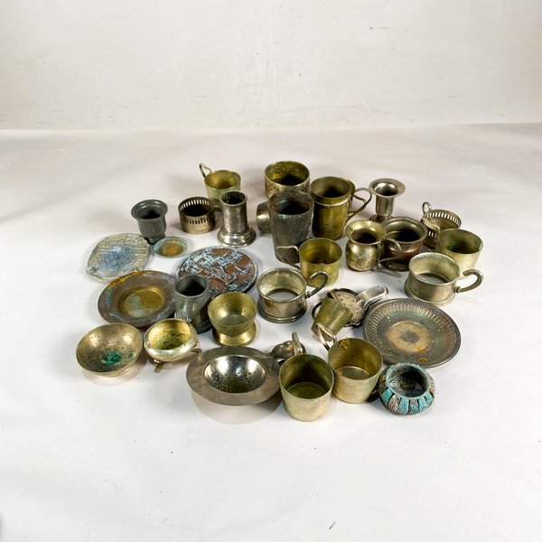 Lote de Metales Varios: Tazas, Centros de Mesa y Accesorios Vintage - imagen 1