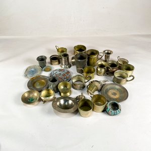 Lote de Metales Varios: Tazas, Centros de Mesa y Accesorios Vintage - imagen 1