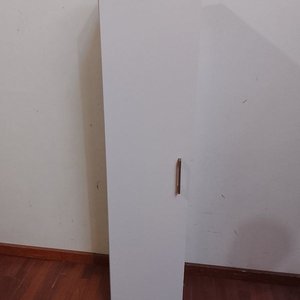 Mueble Auxiliar Blanco Tipo Escobero con Tirador de Madera Clara - imagen 1
