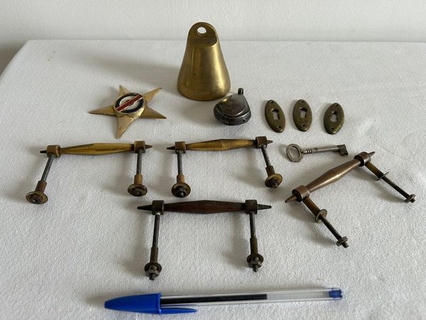 Lote de Cencerro, Tiradores y Llaves en Bronce y Madera