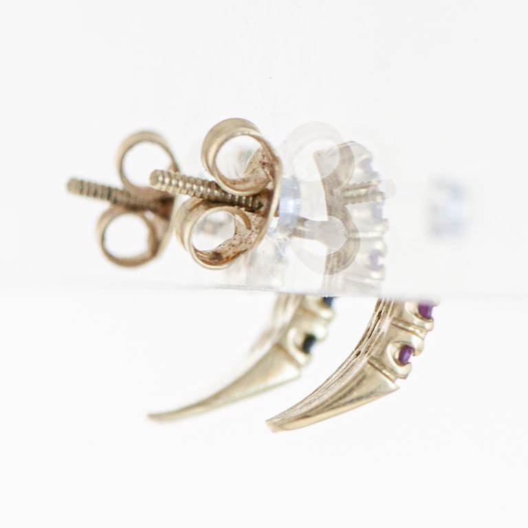 Pare de aretes de oro 18k con esmeraldas, zafiros y rubíes - imagen 2