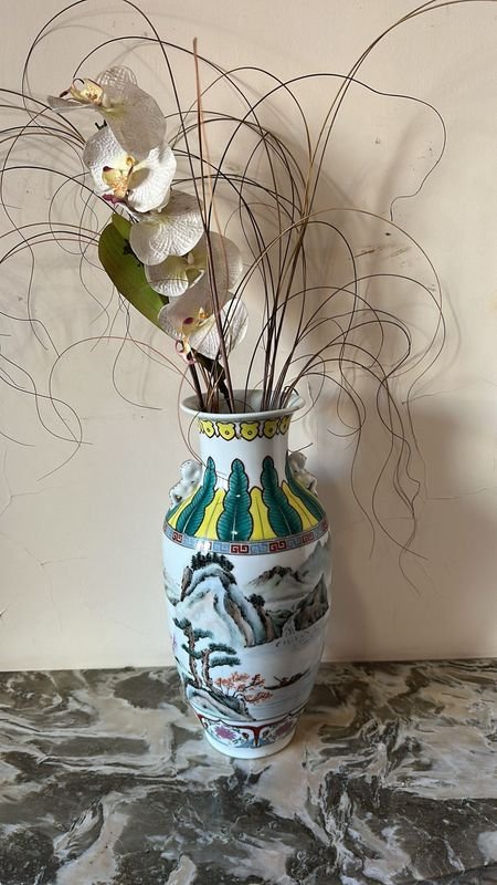 Lote anterior: Jarrón de porcelana con flores