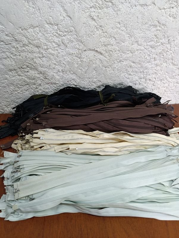 Lote siguiente: Cierres de cremallera variados