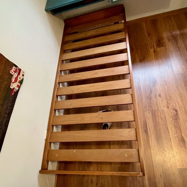 Cama de 1 Plaza en Madera Maciza - Impecable Estado