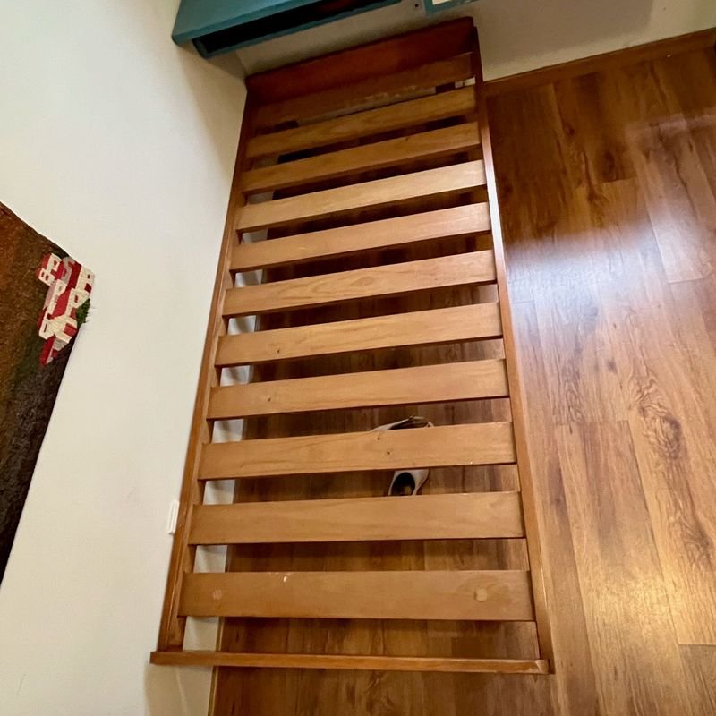 Cama de 1 Plaza en Madera Maciza - Impecable Estado