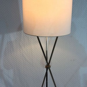 Lámpara de Pie Moderna con Patas Cruzadas y Pantalla Grande - imagen 2