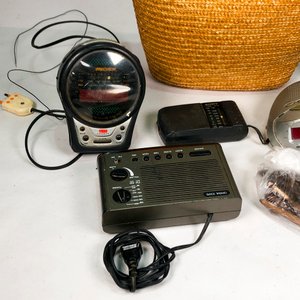 Lote de Radios Portátiles, Despertador Digital y Bolso de Mimbre - imagen 4